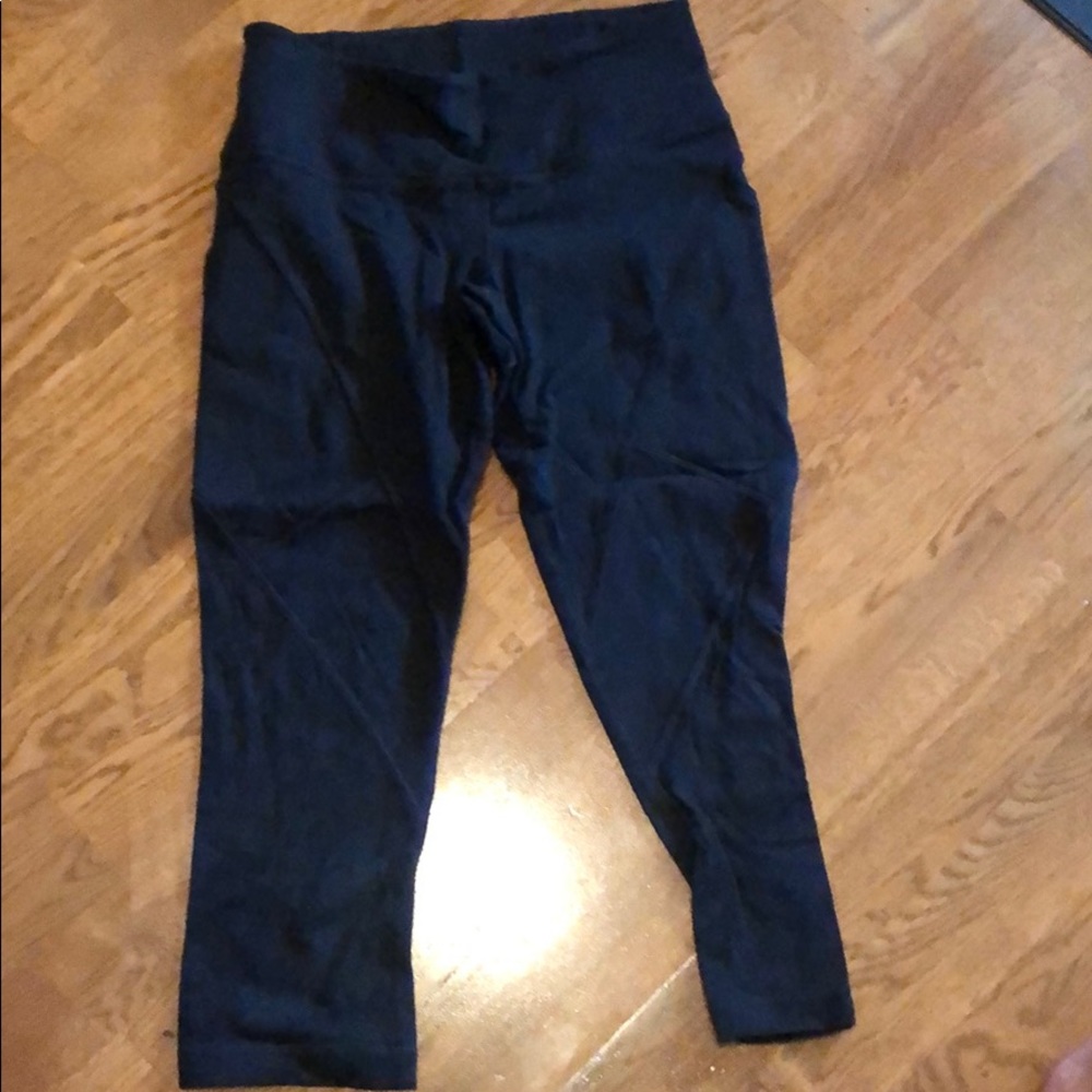 Size 6 lulu with detail on calves